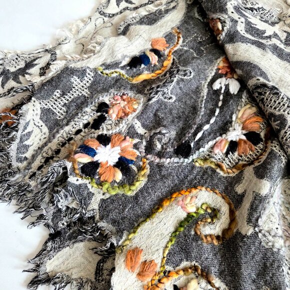 Embroidered bohemian style scarf. - Picture 11 of 11